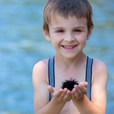 «Πάτησα αχινό»: 5 βήματα που πρέπει να κάνετε για να αντιμετωπίσετε τον πόνο