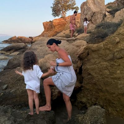 Οι δίδυμες κόρες της Χριστίνας Μπόμπα κλέβουν την παράσταση στις καλοκαιρινές τους διακοπές