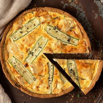 Εύκολη τάρτα με κολοκυθάκια και βάση από παξιμάδια