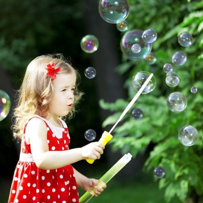 DIY υγρό για φούσκες: Φτιάξτε τις δικές σας σαπουνόφουσκες με 3 μόνο υλικά