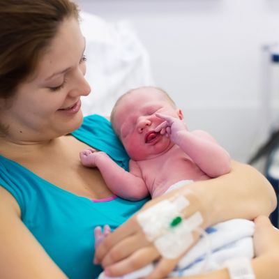 Είδα το νεογέννητο μωρό μου πρώτη φορά μέσα από μια οθόνη και αυτό ακόμα πονάει