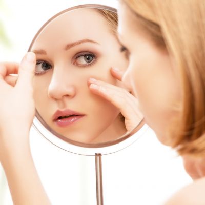 Baby oil και ρυτίδες: Φυσική λάμψη ή παγίδα για την επιδερμίδα;