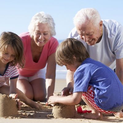 8 πράγματα που μόνο οι παππούδες και οι γιαγιάδες μπορούν να προσφέρουν στην οικογένεια