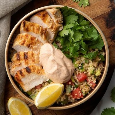 Ψητό κοτόπουλο με σαλάτα από πλιγούρι και σος γιαουρτιού