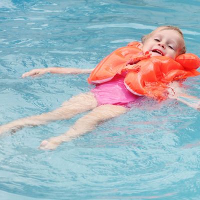Πώς να εκπαιδεύσετε τα παιδιά σας σε βασικούς κανόνες ασφαλείας στο νερό