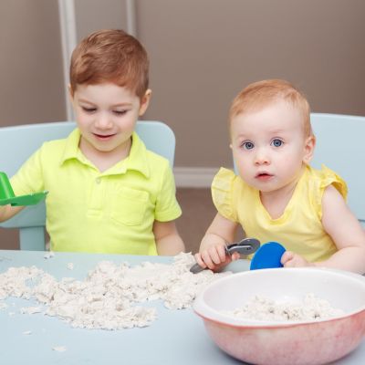 Αισθητηριακό καλοκαιρινό παιχνίδι με άμμο από την παραλία