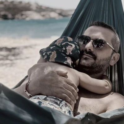 Ο Λεωνίδας Κουτσόπουλος απολαμβάνει τις διακοπές με τον γιο του - Το στιγμιότυπο από την παραλία