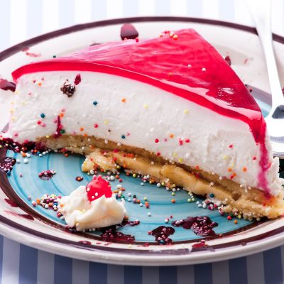 Γλυκό ψυγείου με πτι μπερ, ζελέ φράουλας και σαντιγί