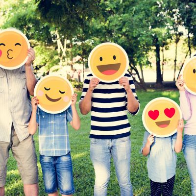 Τα emojis που μπερδεύουν τους γονείς: Τι πραγματικά εννοούν τα παιδιά σου;