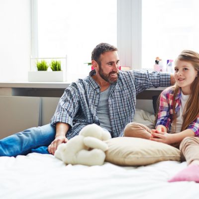 5 λόγοι που οι έφηβες απομακρύνονται από τον μπαμπά τους