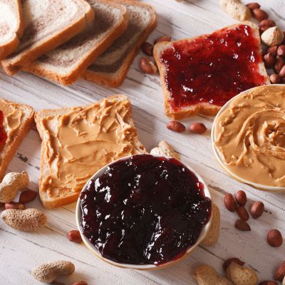 Καλοκαιρινά σουβλάκια με τοστ, φυστικοβούτυρο & φρούτα – το τέλειο παιδικό σνακ