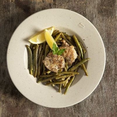 Σκέφτεσαι τι να μαγειρέψεις σήμερα; Φτιάξε ζουμερό κοτόπουλο λεμονάτο με φασολάκια