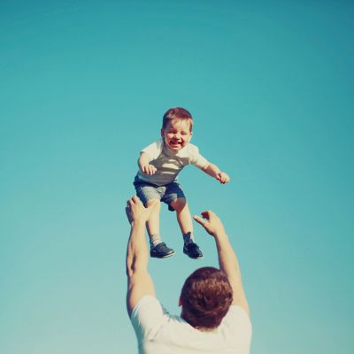 Γιατί τα παιδιά προτιμούν να παίζουν με τους μπαμπάδες αντί για τις μαμάδες