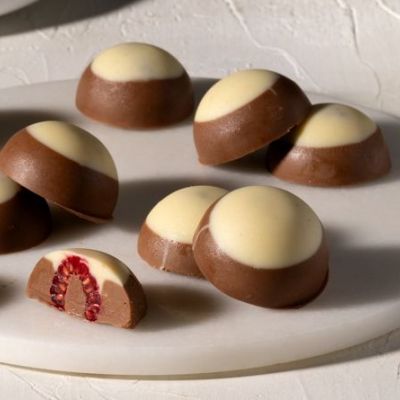 Σοκολατένιες μπουκίτσες με παγωμένα raspberries