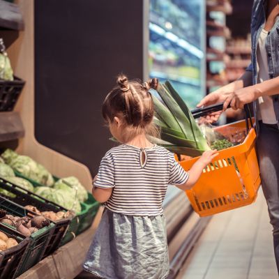 Εκτοξεύεται το κόστος φροντίδας παιδιών στην Ελλάδα σύμφωνα με νέα διεθνή μελέτη