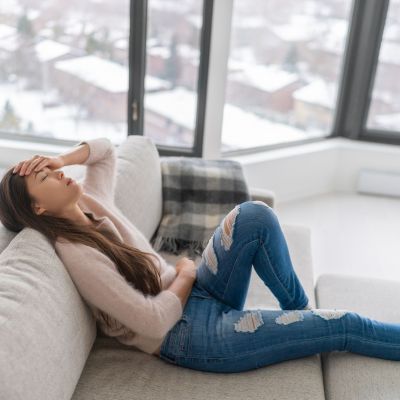 Ημικρανία και οιστρογόνα: Όταν οι ορμόνες πυροδοτούν τον πόνο