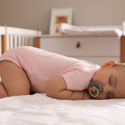 Το μωρό γυρίζει μπρούμυτα στον ύπνο: Να ανησυχήσω;