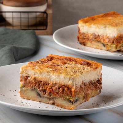 Κανείς δεν μπορεί να αντισταθεί: Ο τέλειος καλοκαιρινός μουσακάς βήμα-βήμα από τον Άκη