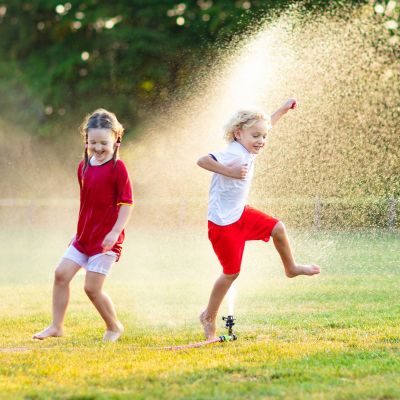 Καύσωνας στο σπίτι; 10 παιχνίδια με νερό που θα σώσουν την κατάσταση
