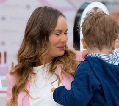 Πώς ετοίμασε η Ανίτα Μπραντ το πάρτι του Χρήστου: DIY προσκλητήριο με AI και δεκάδες μπαλόνια