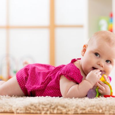 7 μηνών μωρό: Τι καταφέρνει να κάνει το μωρό σας και πώς να το βοηθήσετε