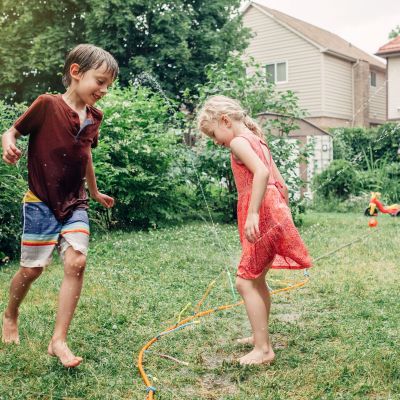 Τι στο καλό είναι το «Slow Parenting»; Το διαδίκτυο απαντά στα υπέρ-απασχολημένα παιδιά