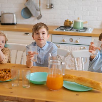 Μοντεσσοριανή φιλοσοφία στο σπίτι: 7 τρόποι για πιο ήρεμα οικογενειακά γεύματα