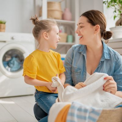 Χλωρίνη στο πλυντήριο: 6 μυστικά για πεντακάθαρα ρούχα χωρίς φθορές