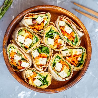 Καλοκαιρινό snack για την παραλία: Χούμους wraps με λαχανικά – ελαφρύ, υγιεινό και πεντανόστιμο