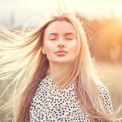 5 φυσικοί τρόποι να ανοίξετε το χρώμα των μαλλιών σας αυτό το καλοκαίρι