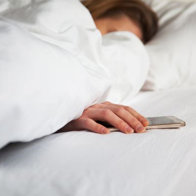 Κοιμάστε με το κινητό δίπλα στο μαξιλάρι; Να γιατί θα πρέπει να σταματήσετε αυτή τη συνήθεια