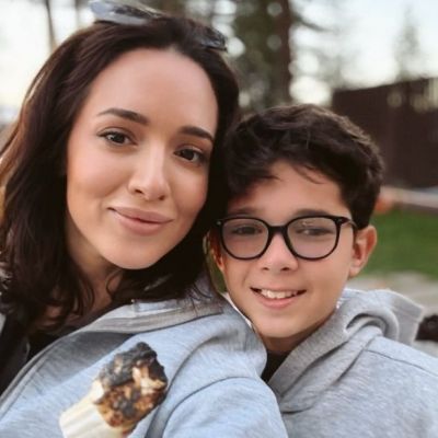 Η Καλομοίρα απολαμβάνει το καλοκαίρι στη λίμνη Tahoe φτιάχνοντας s’mores με τα παιδιά της