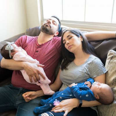 6 συμβουλές για να μην τρελαθείτε από την αυπνία ως νέοι γονείς