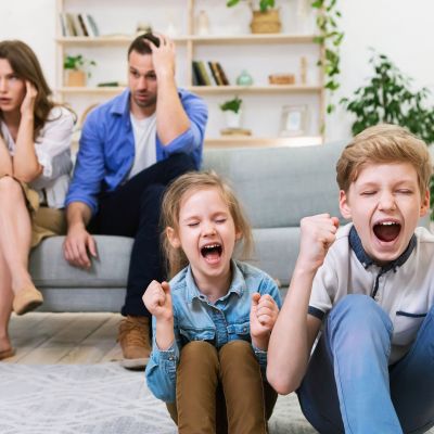 «Λειτουργικό πάγωμα»: Τι συμβαίνει όταν οι γονείς αποσυνδέονται συναισθηματικά;