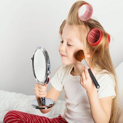 Οι κόρες μας μαθαίνουν να μισούν τον εαυτό τους από τις πρώτες τάξεις του σχολείου