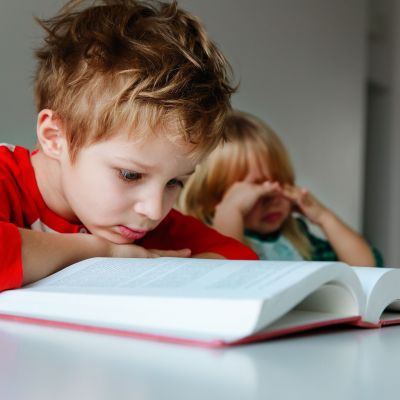 Ξεσπάσματα μετά το σχολείο: Οδηγός για γονείς που θέλουν ήρεμα απογεύματα