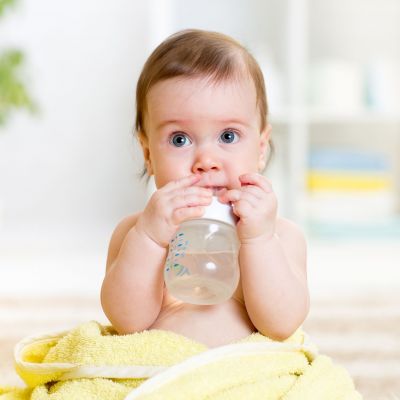 Πότε μπορεί το μωρό σας να ξεκινήσει να πίνει νερό;
