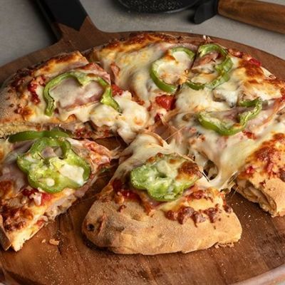 Διπλή, σκεπαστή, απίστευτη πίτσα – Η συνταγή του Άκη που θα θες να φτιάχνεις κάθε μέρα