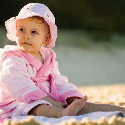 Πότε το μωρό μαθαίνει να κάθεται; Τα 5 αναπτυξιακά στάδια