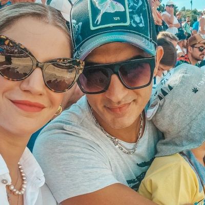 Η Τζένη Θεωνά φωτογραφίζει τον Δήμο Αναστασιάδη και τον γιο τους να παίζουν με σπαθιά στην παραλία