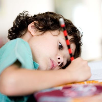 10 πρακτικοί τρόποι να ενισχύσετε τη συγκέντρωση των παιδιών και την οργάνωση των μαθημάτων τους