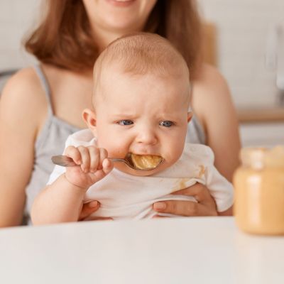 Carnivore babies: Η επικίνδυνη τάση του TikTok με μωρά που τρώνε μόνο κρέας