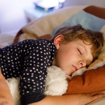 Τι ώρα πρέπει να κοιμούνται τα παιδιά όταν έχουν σχολείο;