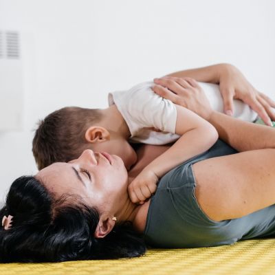 Το νοικοκυριό δεν είναι μόνο σκούπα και πιάτα – είναι και η ψυχική φθορά των μαμάδων