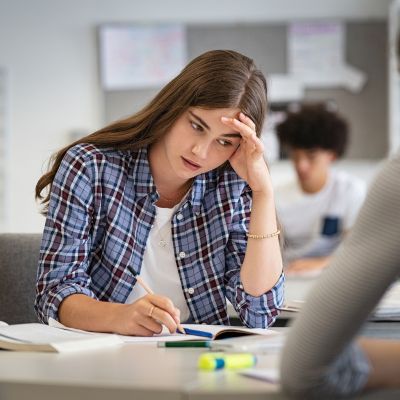 6 πράγματα που το έφηβο παιδί σας θα ήθελε να γνωρίζετε για το σχολικό άγχος