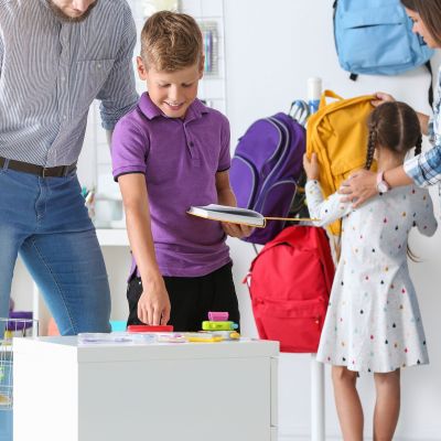 2 στους 3 γονείς θα έκαναν οικονομικές θυσίες για να νιώθουν τα παιδιά τους αποδεκτά στο σχολείο