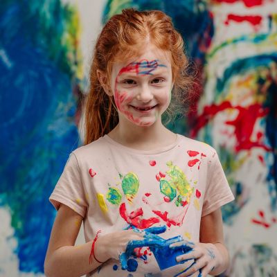 Δημιουργήσετε πολύχρωμα μπλουζάκια με νερομπογιές και νεροπίστολα - Εύκολη δραστηριότητα για παιδιά