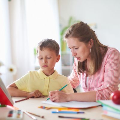 Κέντρο μελέτης ή ιδιαίτερα μαθήματα; Τι ταιριάζει καλύτερα στο παιδί σας