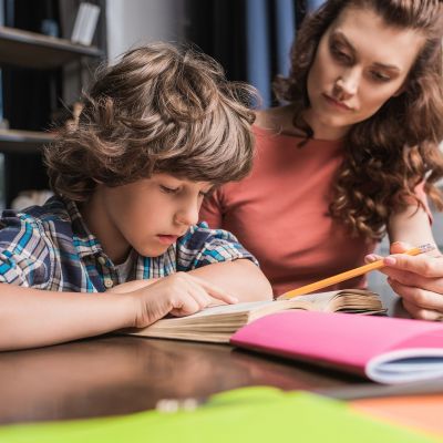 Πρέπει να βοηθάω το παιδί μου με τις σχολικές εργασίες ή να τις κάνει μόνο του;