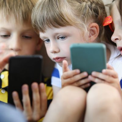 Πόσο βλάπτουν οι οθόνες την όραση των παιδιών;